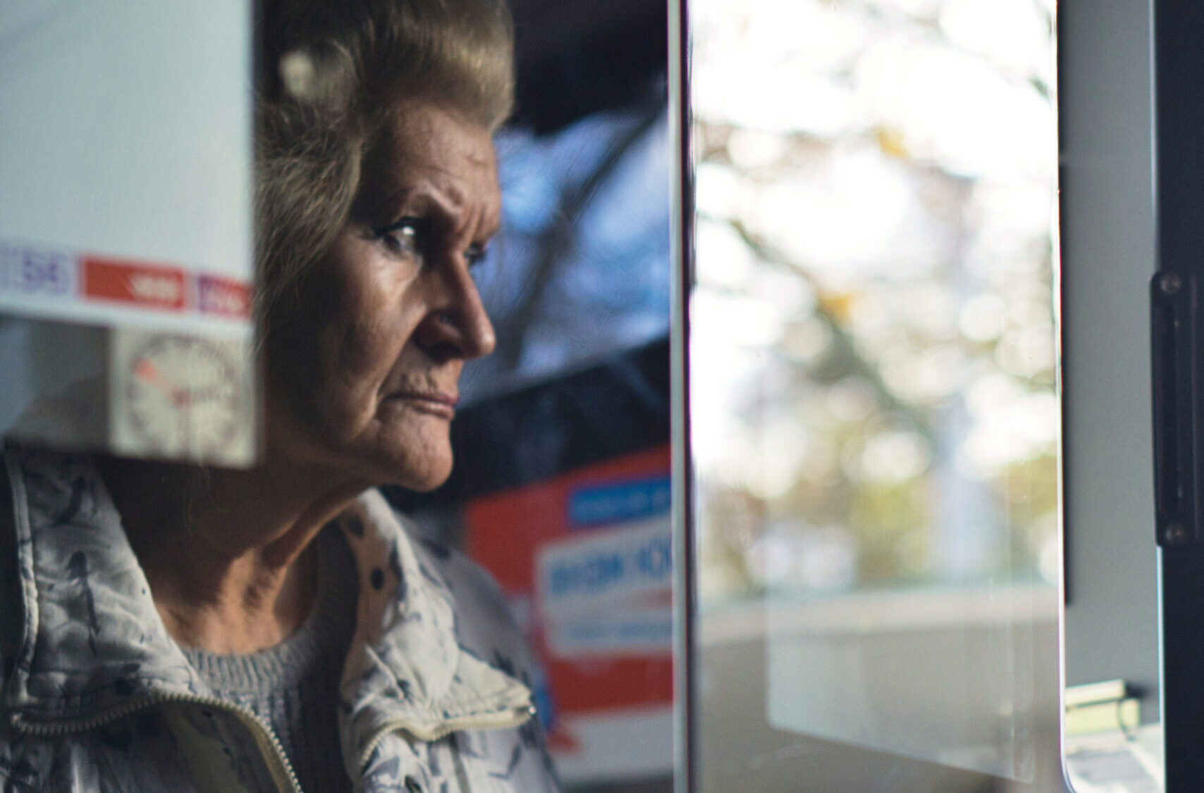 Ältere Dame mit eindrucksvollem Blick. Ungestellt & spontane Street Fotografie. Schweiz. Bastian Peter.